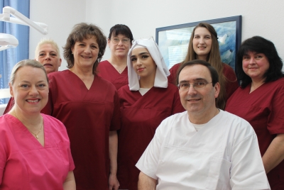 Katherine und Dr. Holger Ohm (vorne) und das Zahnarzt-Team der Bovender Praxis Ohm