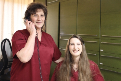 Kerstin Luther und Mariana Klinis begrüßen Sie am Empfang